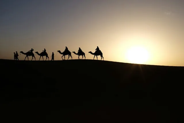 ركوب الجمال عند الشروق أو الغروب — 3