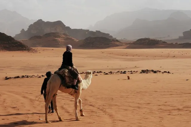 ركوب الجمال عند الشروق أو الغروب — 4